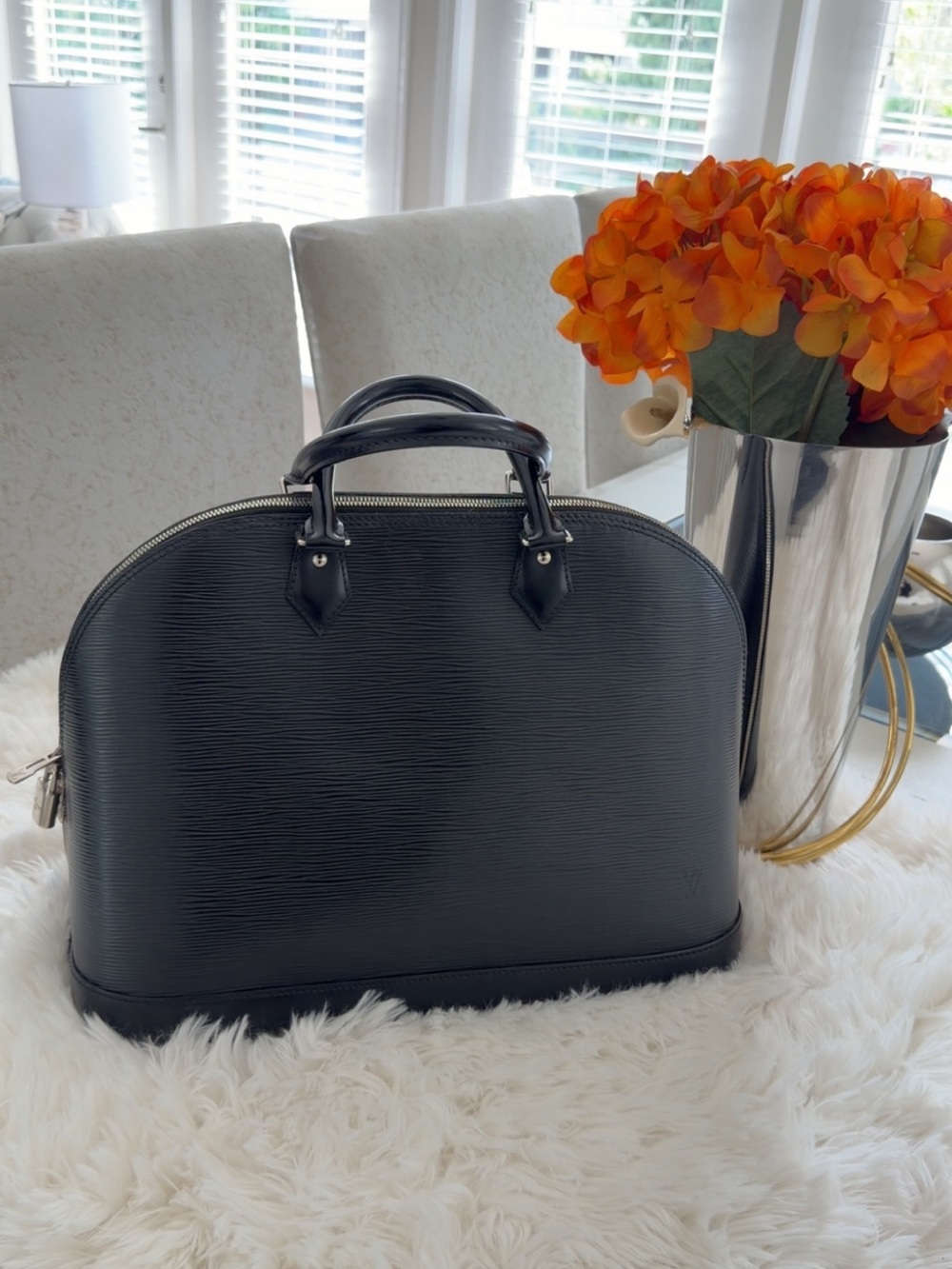 Authentic Louis Vuitton Alma Epi Leather Black - Picture 2 of 9